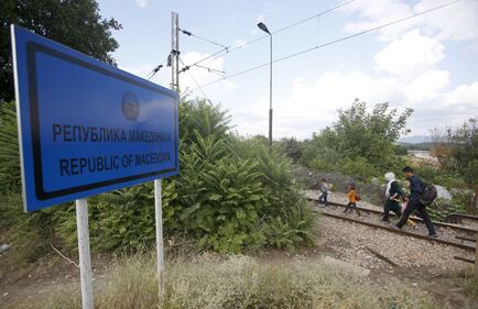 Macedonia, duri scontri polizia-migranti 8