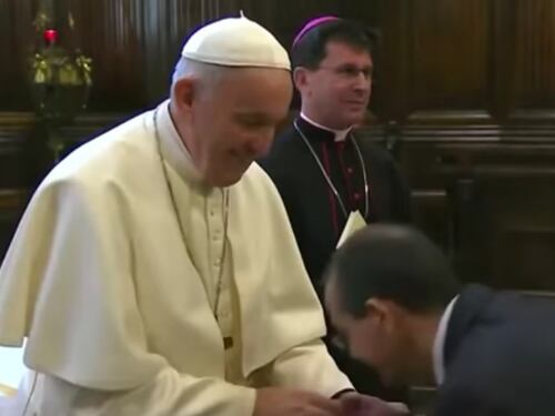 Papa Francesco spiega i "no" al baciamano: "Per igiene"