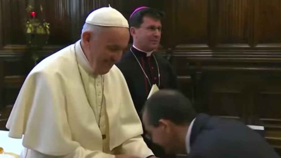 Papa Francesco spiega i "no" al baciamano: "Per igiene"