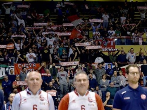 Notre Dame, la Marsigliese sui campi di basket: le tifoserie italiane in rivolta