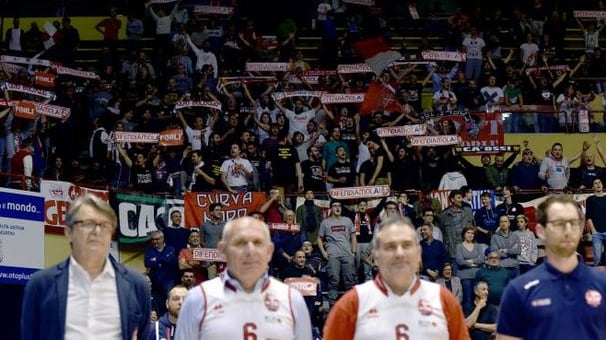 Notre Dame, la Marsigliese sui campi di basket: le tifoserie italiane in rivolta