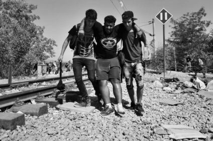 I profughi entrano in Macedonia 4