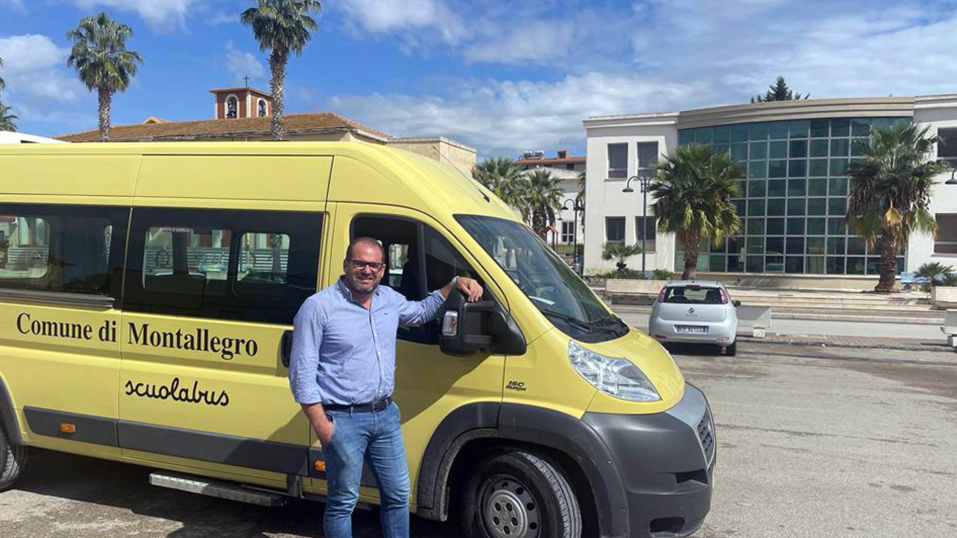 Se il sindaco è un tuttofare: guida persino lo scuolabus