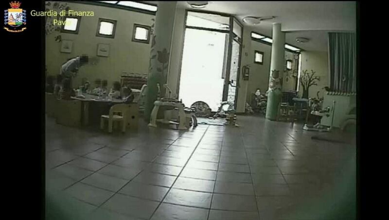 Maestra d'asilo maltrattava i bambini: le immagini delle fiamme gialle 9