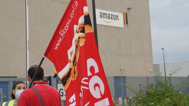 Turni massacranti e condizioni precarie: in sciopero il personale delle consegne Amazon