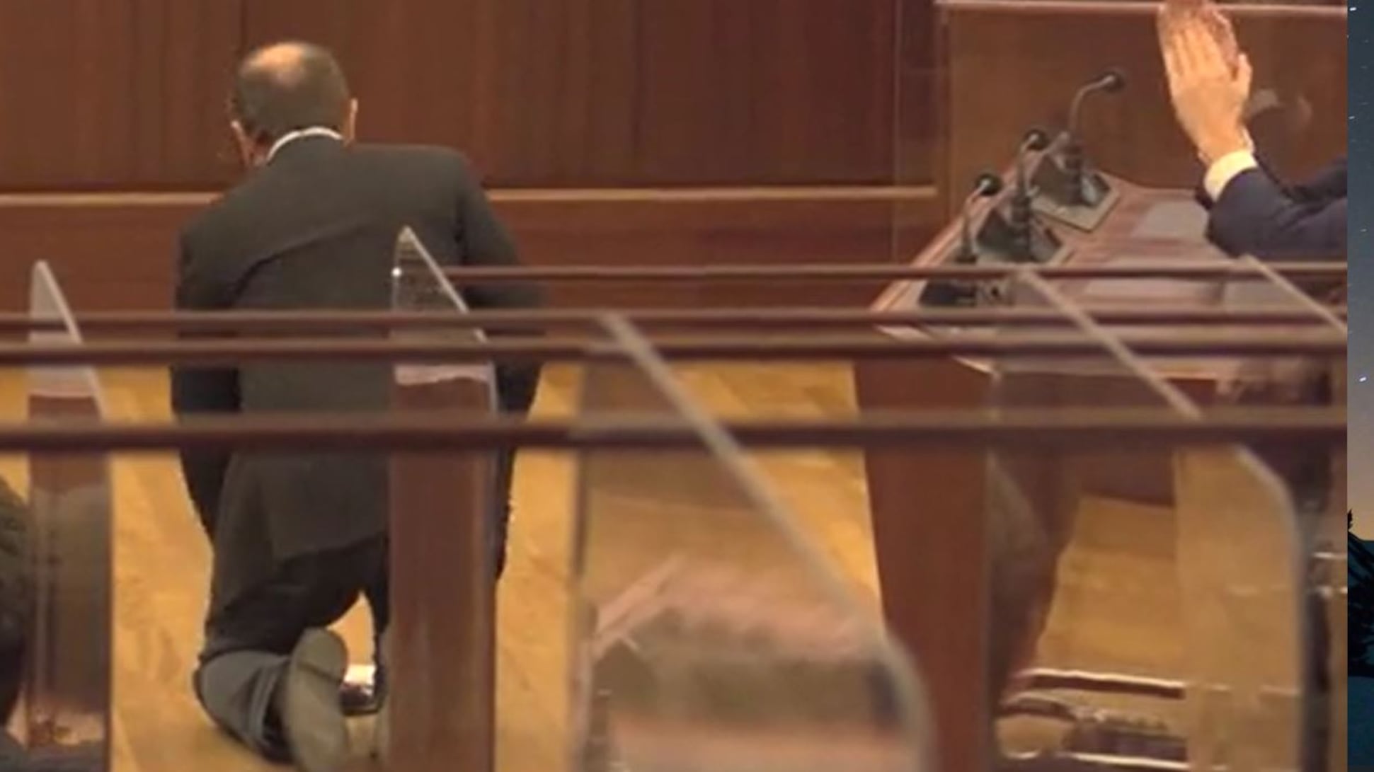 "In ginocchio", "Una vergogna" La "violenza rossa" su Fontana