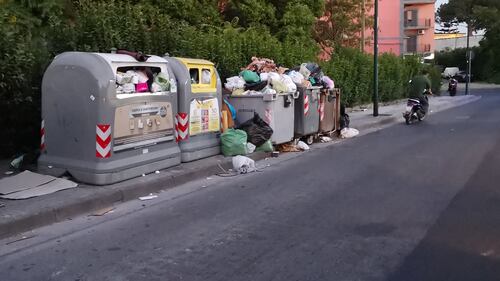 Napoli, raccolta di rifiuti al collasso: cumuli di immondizia in strada 1