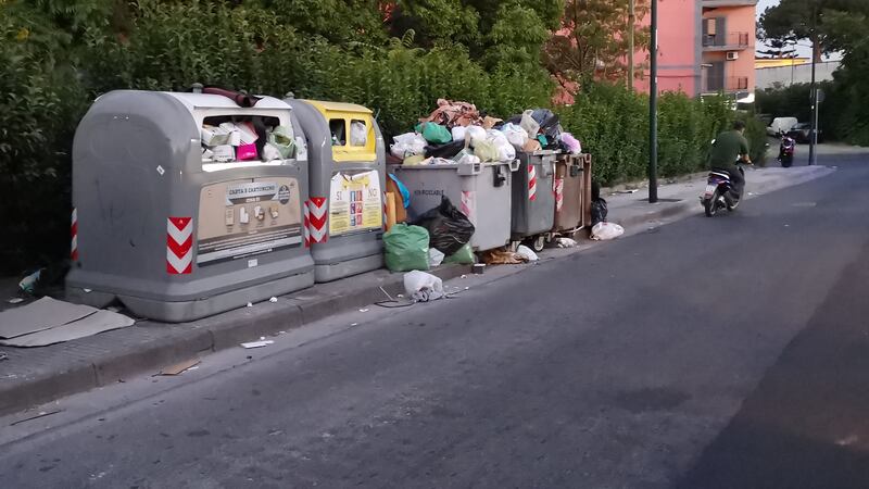 Napoli, raccolta di rifiuti al collasso: cumuli di immondizia in strada 1