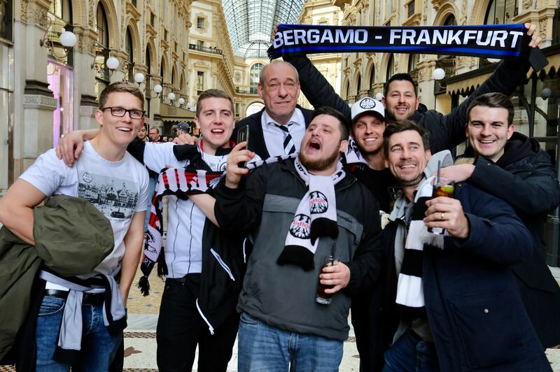 Milano, birra a fiumi per i tifosi tedeschi dell'Eintracht 9