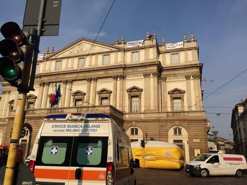 Milano, sul tetto della Scala per protesta 5