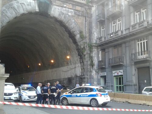 Napoli, cadono calcinacci dalla Galleria Laziale: tanta paura ma nessun ferito