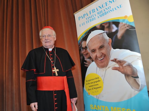 Bergoglio a casa Scola: lo strano faccia a faccia tra due pontefici