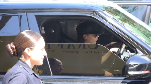La famiglia in doppia fila blocca il traffico 1
