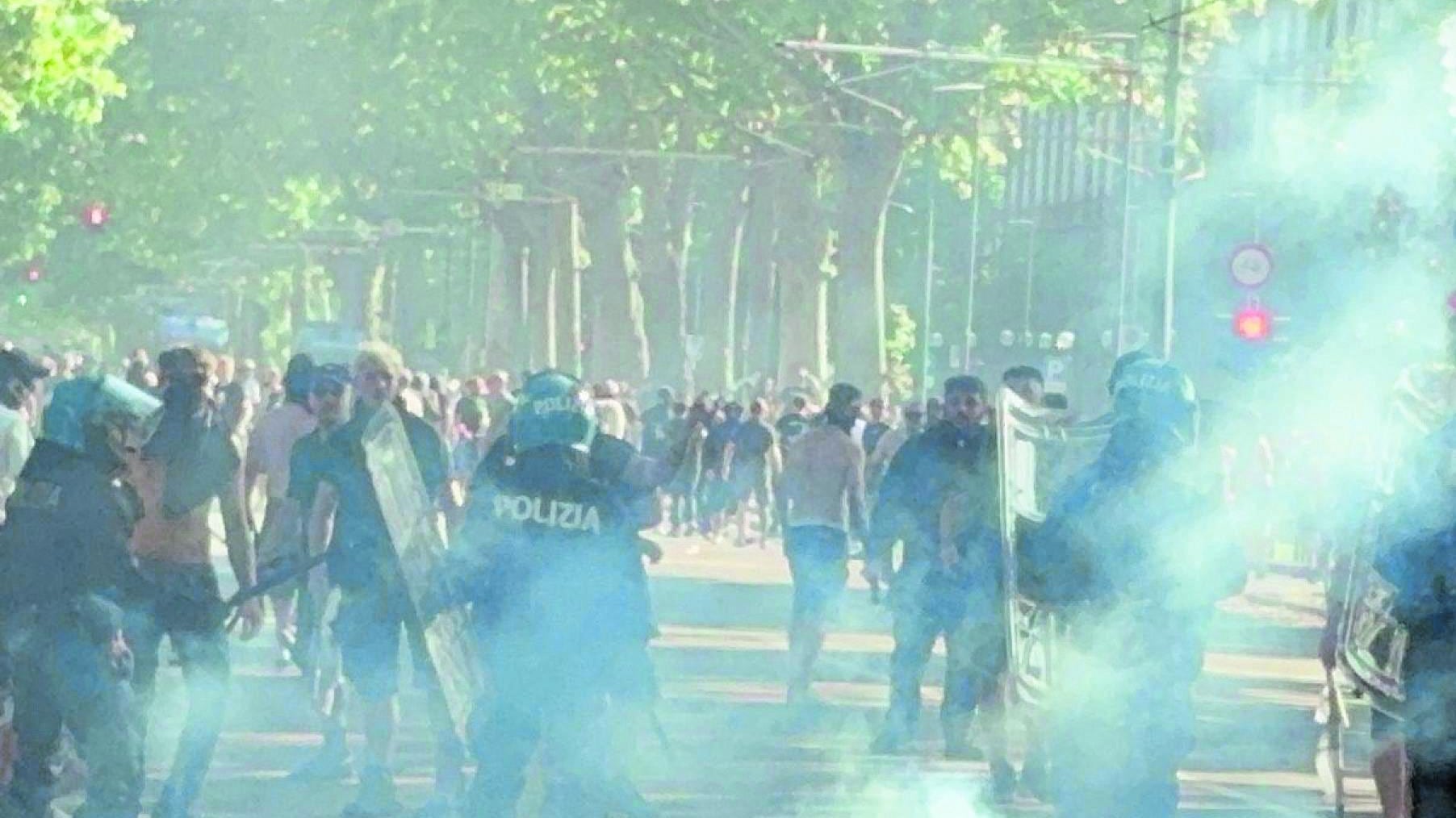 Derby di Torino, il poliziotto non va ai domiciliari: sospeso per un anno dopo il fumogeno sul tifoso