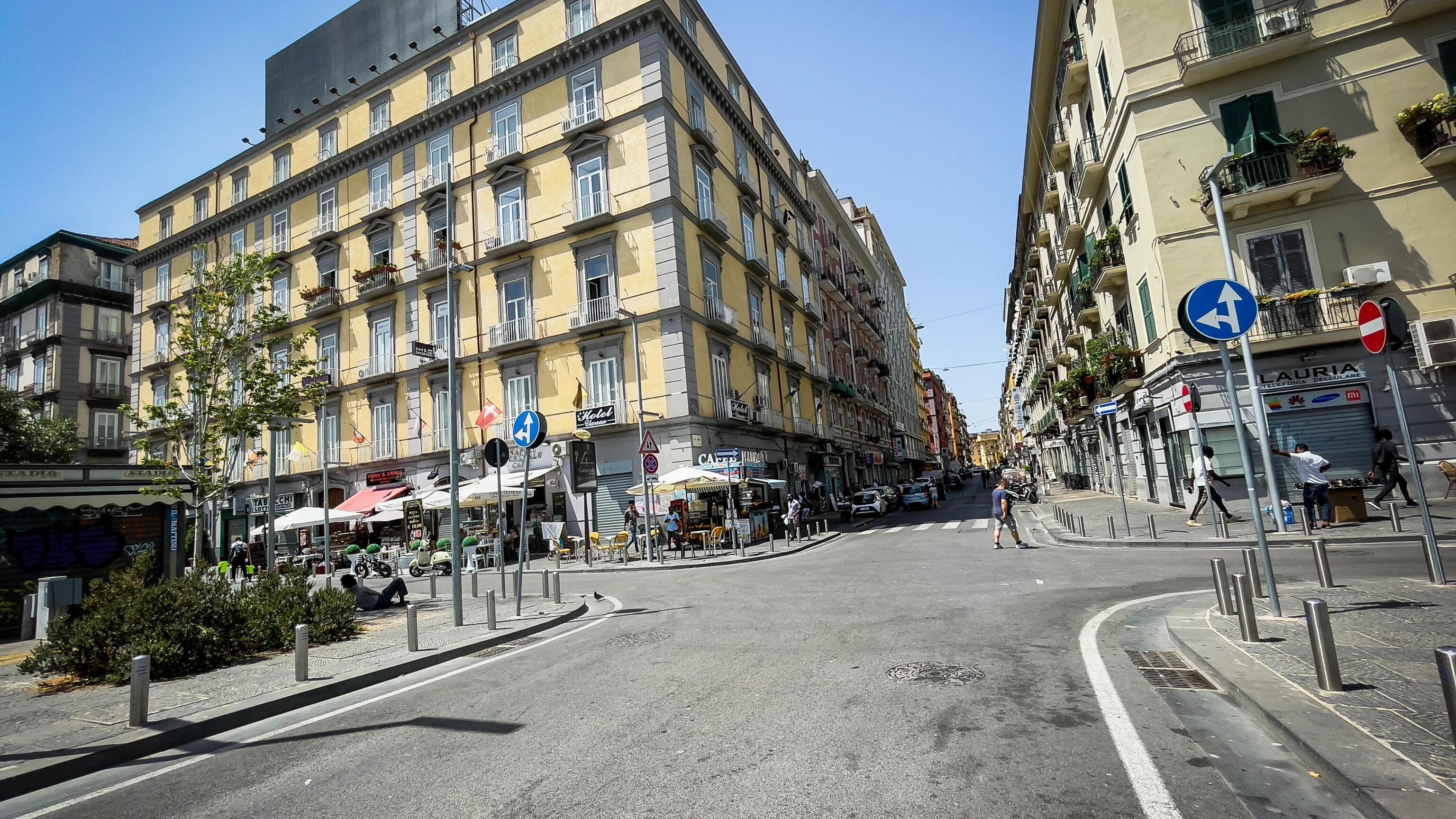 Botte e paura a Napoli: un centinaio di migranti aggredisce cinque vigili