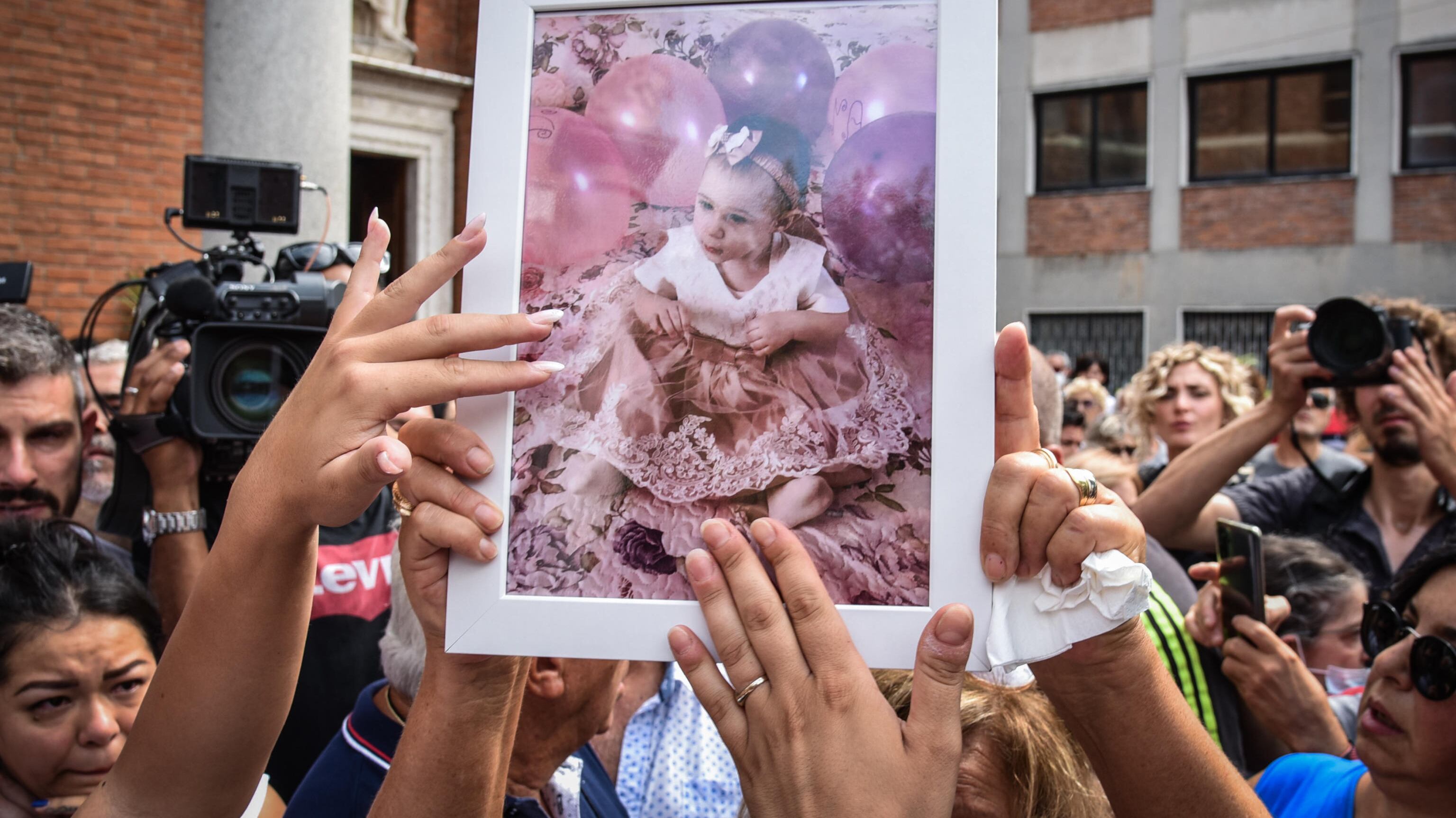 "Non ti abbiamo abbandonata". L'urlo della nonna ai funerali di Diana