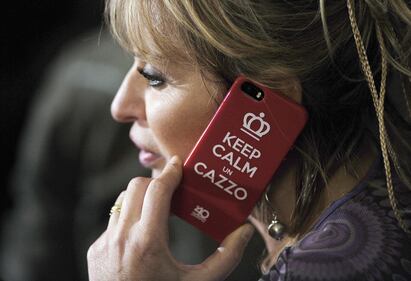 "Keep calm un c..." La Mussolini sfoggia una cover singolare 4