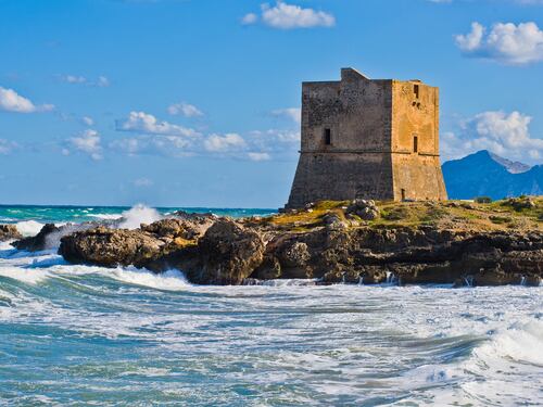 La Sicilia assegna ai privati per cinquant'anni 27 beni demaniali