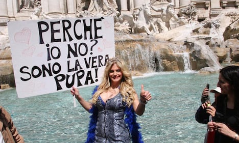Francesca Cipriani topless con l'albero di Natale 23
