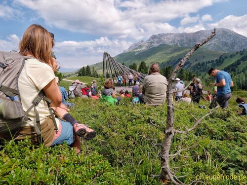 Val di Fiemme, "gesti d'arte" per il clima nel parco Respirart con vista sulle Dolomiti