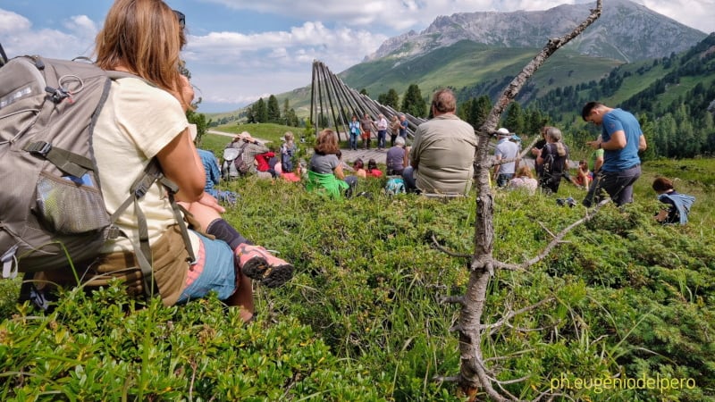 Val di Fiemme, "gesti d'arte" per il clima nel parco Respirart con vista sulle Dolomiti