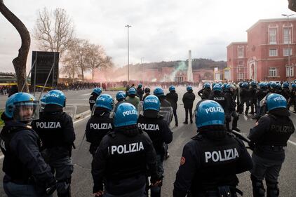 Scontri tra tifosi prima del derby Lazio-Roma: le immagini 10