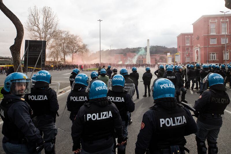 Scontri tra tifosi prima del derby Lazio-Roma: le immagini 10