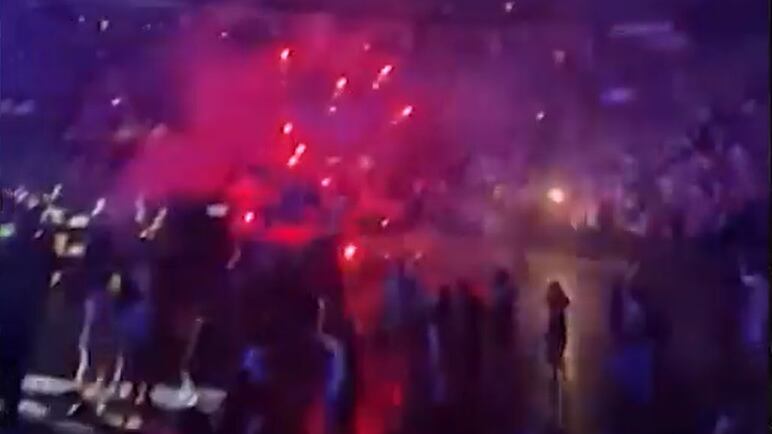 Paura al concerto di Dua Lipa: fuochi d'artificio esplodono tra il pubblico