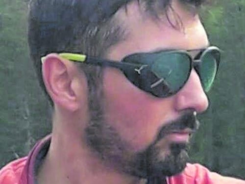 Lo scambia per rivale in amore e lo uccide investendolo in auto