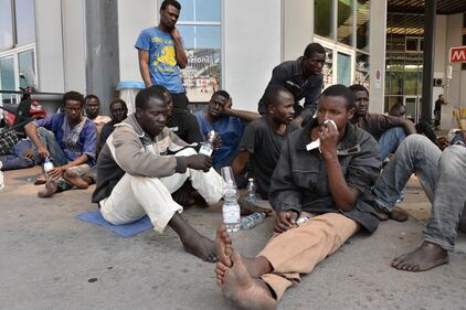 Immigrati scaricati per terra alla stazione di Rogoredo 15