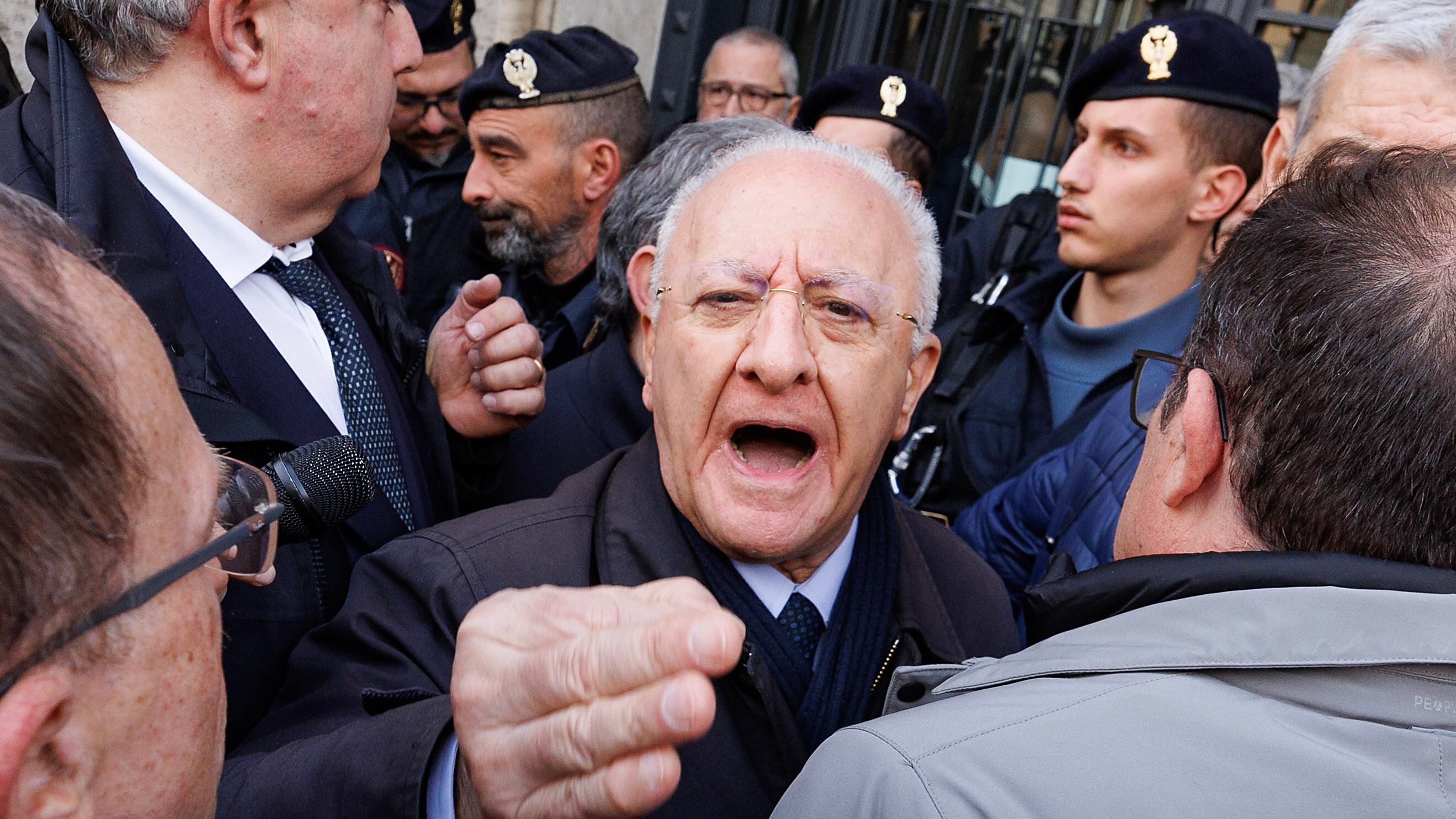 "Rispettate le autorità". Dopo gli insulti a Meloni, De Luca dà lezioni di bon ton