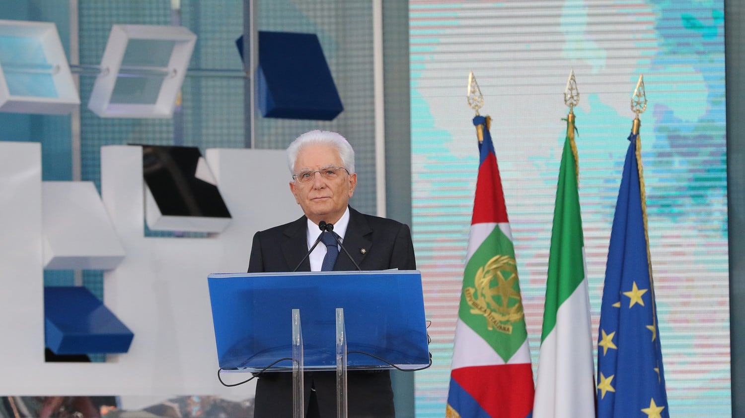 Il richiamo di Mattarella sui ritardi della scuola. La Azzolina in lacrime