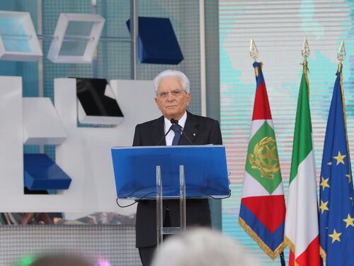 Il richiamo di Mattarella sui ritardi della scuola. La Azzolina in lacrime