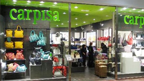 "Compra una borsa e vinci uno stage": polemica sul bando Carpisa
