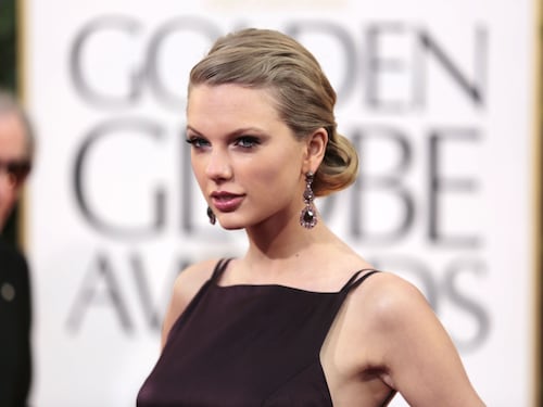 Taylor Swift e Tom Hiddleston ballano a un concerto