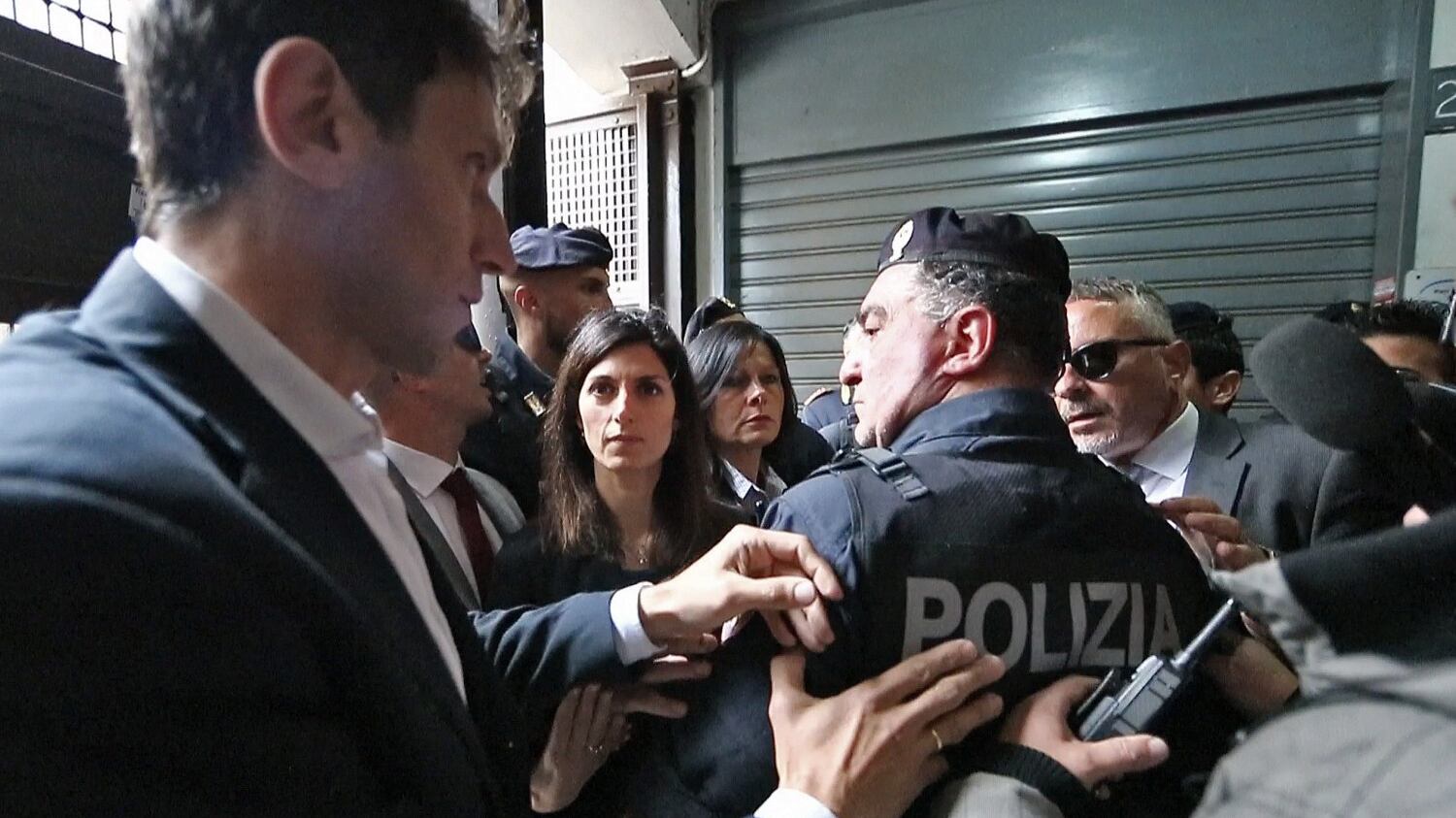 La Raggi fischiata per i rom. Di Maio: "Prima gli italiani"