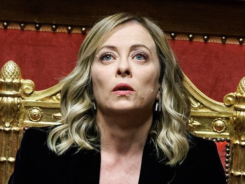 Meloni e la strategia del silenzio: Salvini non c'è, lei lo "omette"