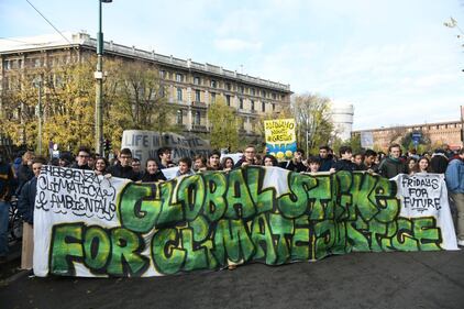 Milano, manifestazione globale per il clima. Il corteo attraversa la città 2