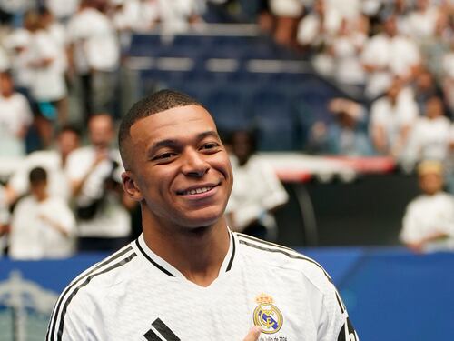 Mbappé il pallone non è d'oro, oscurato tra due ere