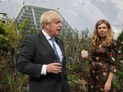 Londra scommette, via le restrizioni: "Pronti a 100mila contagi al giorno"