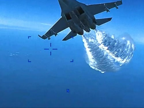La scia, poi lo scontro col caccia russo: così è venuto giù il drone Usa | Il video