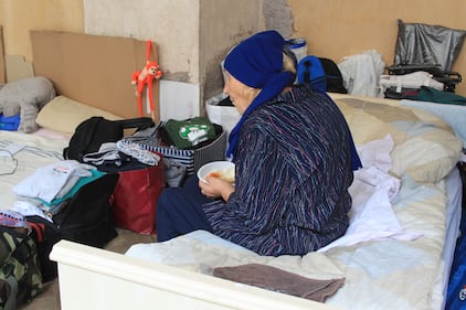 Dentro la basilica "occupata" dai movimenti per la casa 8