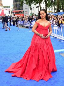 Rihanna, sexy scollatura sul red carpet 22