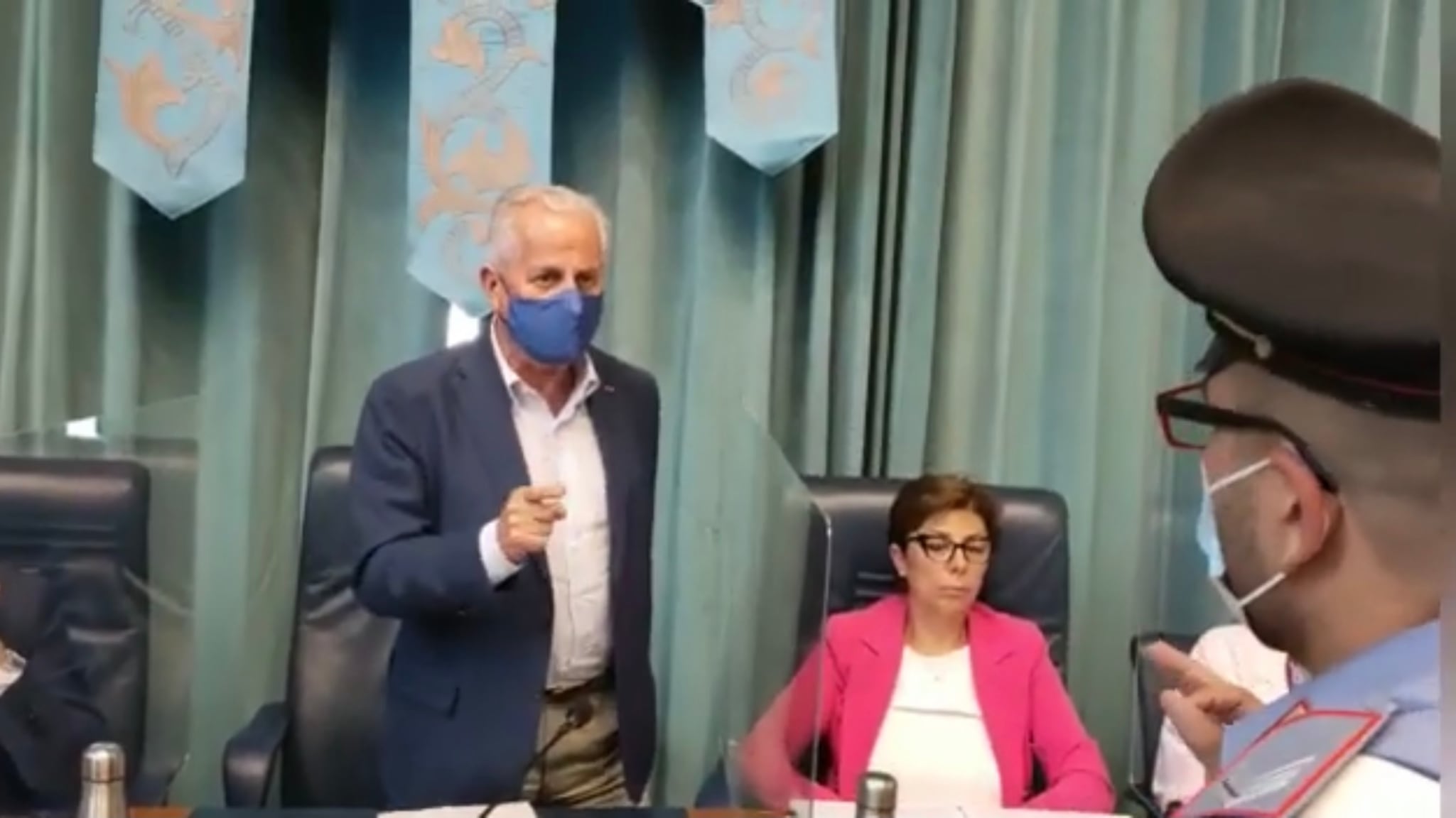 "Senza mascherina", ma la grillina fa una figuraccia