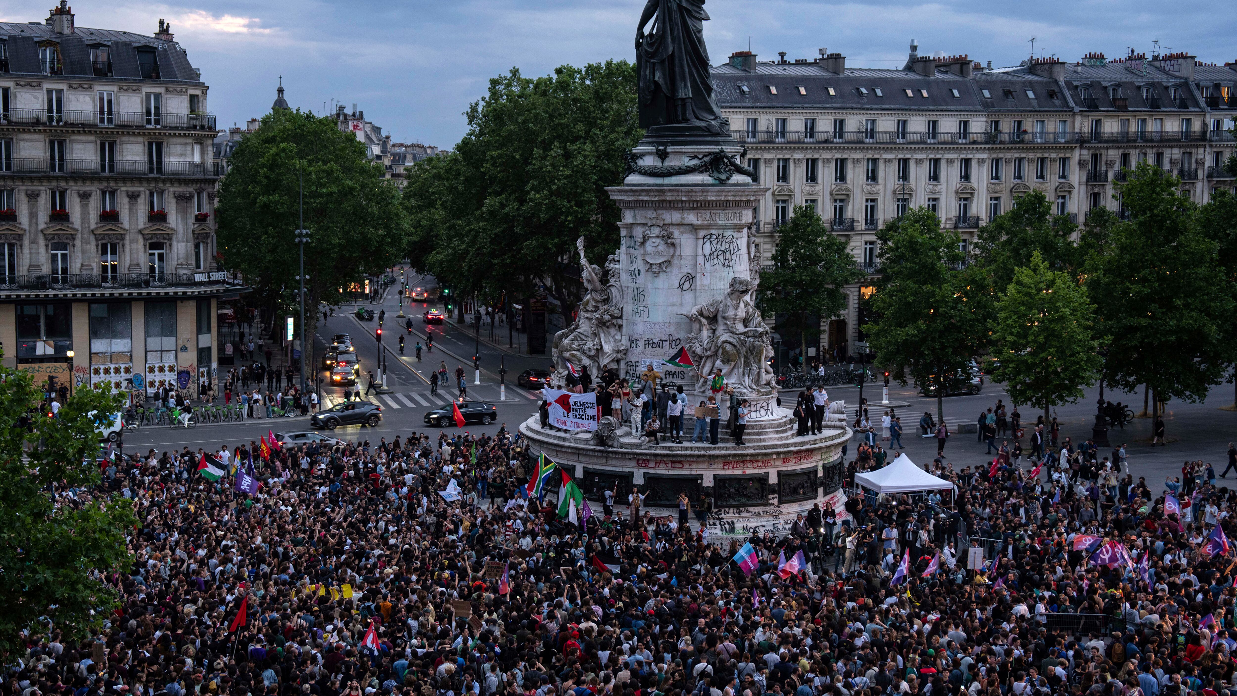 Parigi, migliaia di manifestanti in piazza contro il Rassemblement National