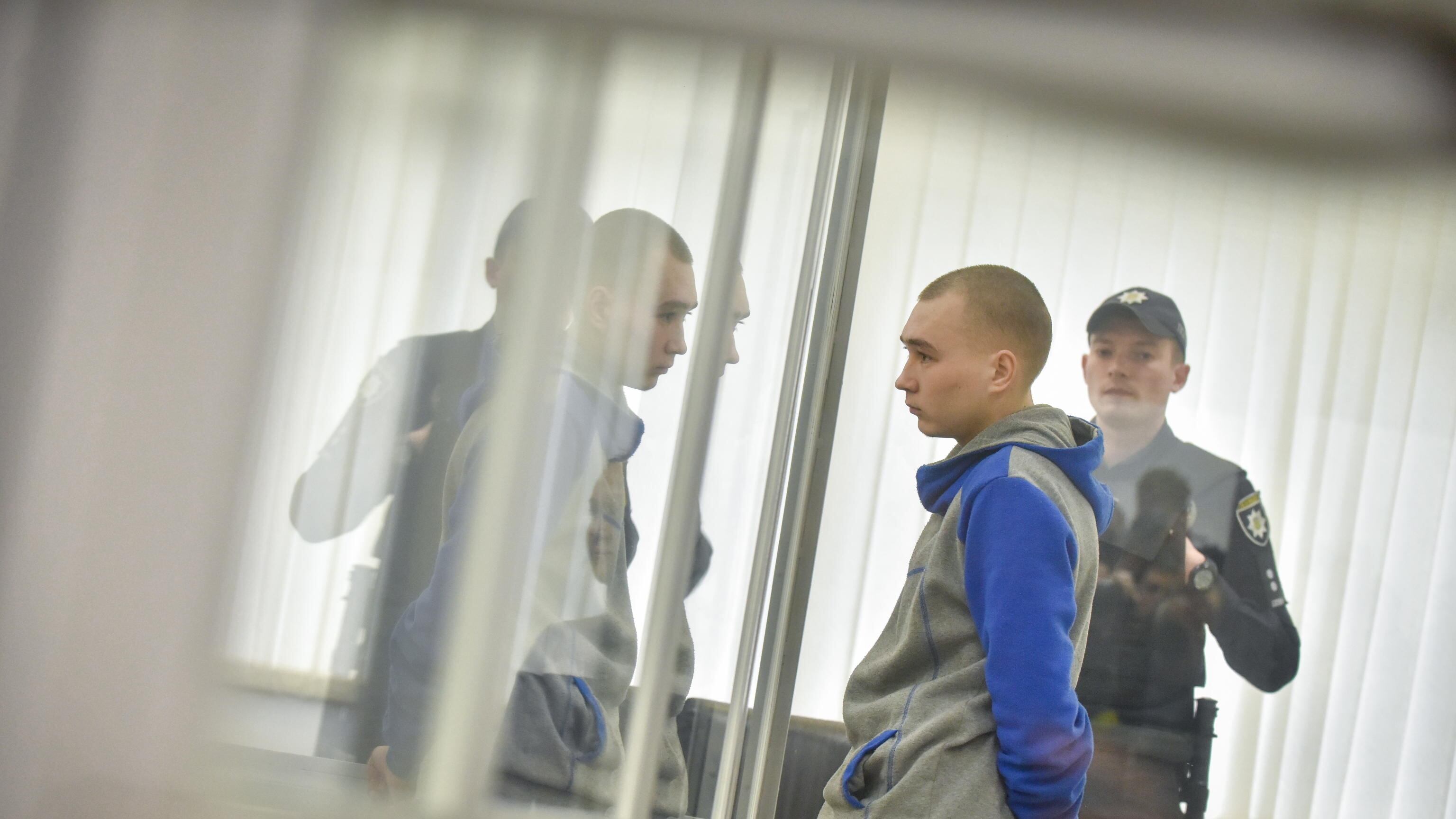 Mosca-Kiev, guerra di tribunali. Ergastolo al soldato-ragazzino. "Azov processati a Mariupol"