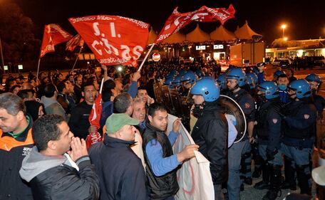 Torino, guerriglia antagonista ai mercati generali 13