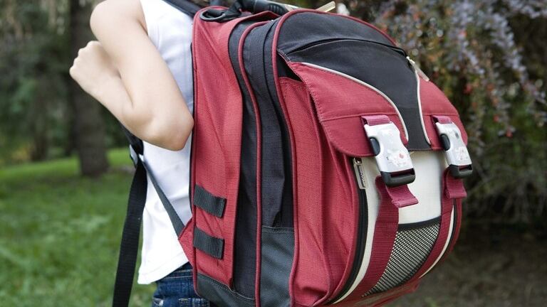 Preside pesa gli zainetti dei ragazzi: in media 8 kg