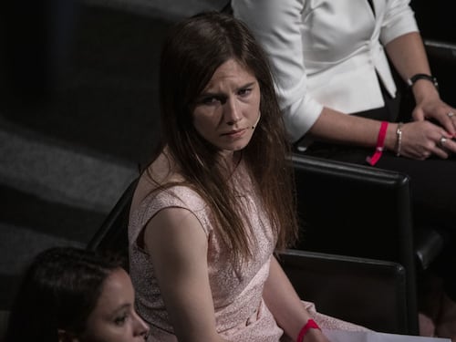 Amanda Knox, lo spettacolo diventa un caso politico. La sorella di Meredith invoca l’intervento di Burnham: “Ora basta”