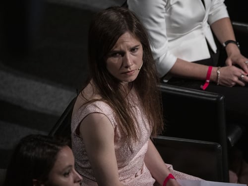 Amanda Knox in lacrime: "Il ladro Guede uccise Meredith"